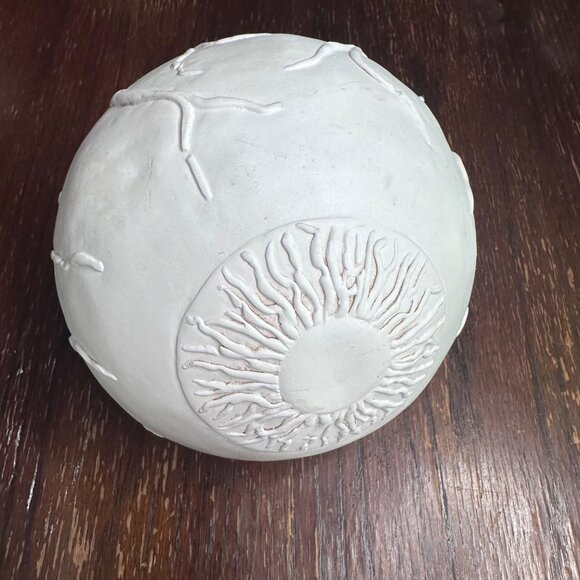 Large White Ceramic Eyeball Bookends With Sculpted Vein & Iris Details - Picture 9 of 13